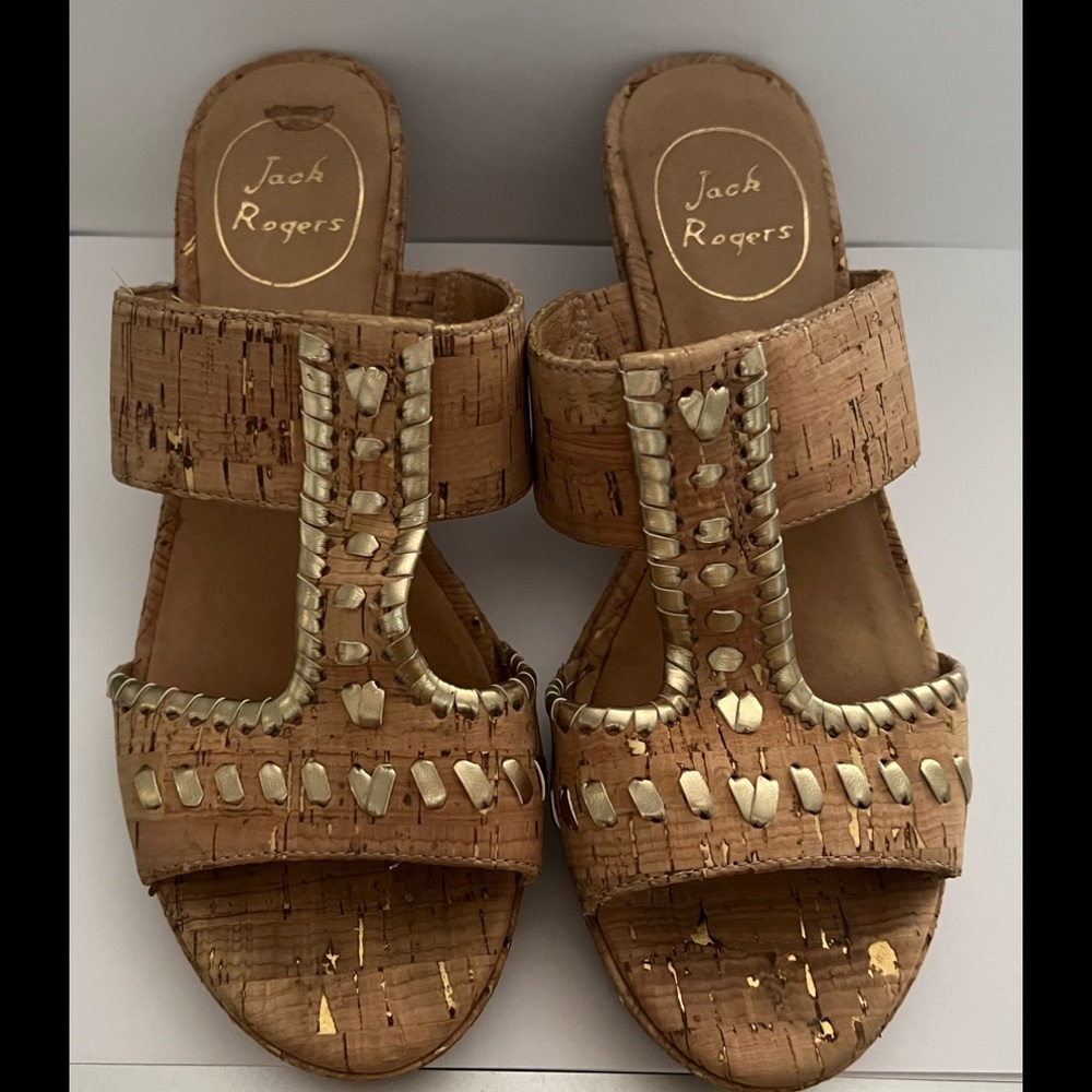 Small wedge, so comfortable to wear feels like your walking on air.